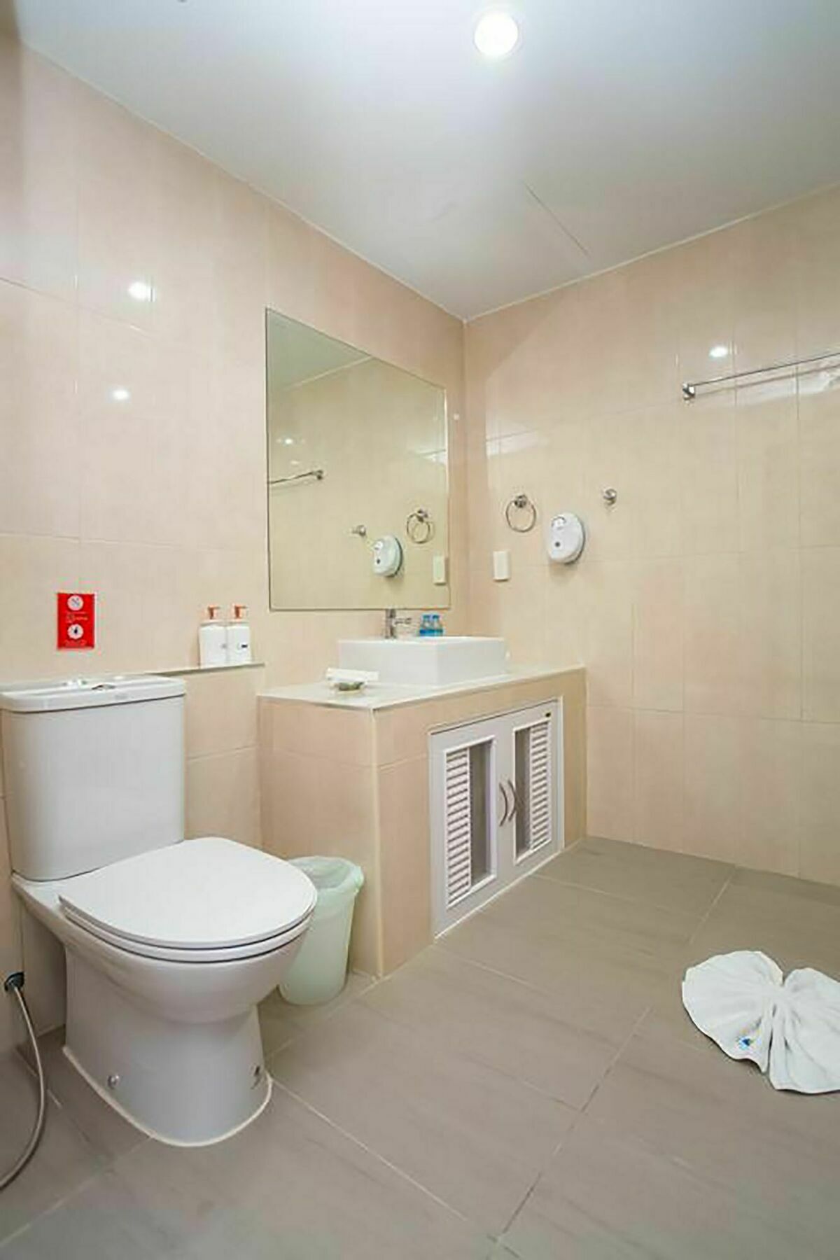 Oyo 1043 The Sun Pool Villa Бофут Екстериор снимка